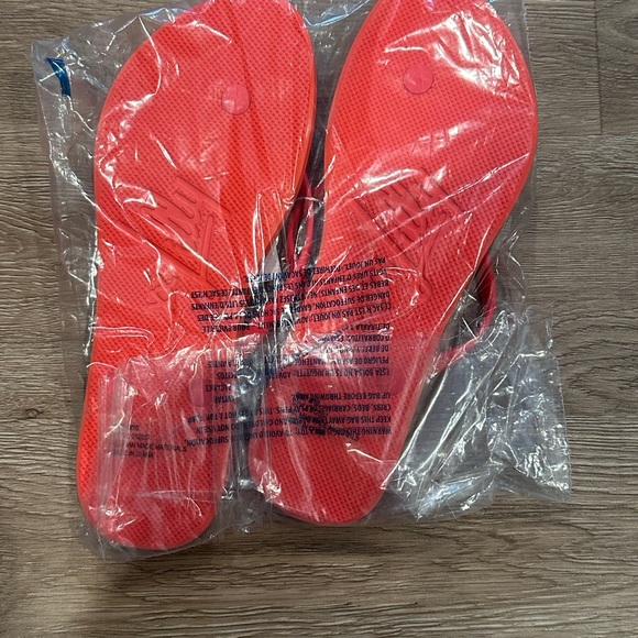 Lilly Pulitzer Mizner Red Pool Flip Flops - Picture 5 of 6